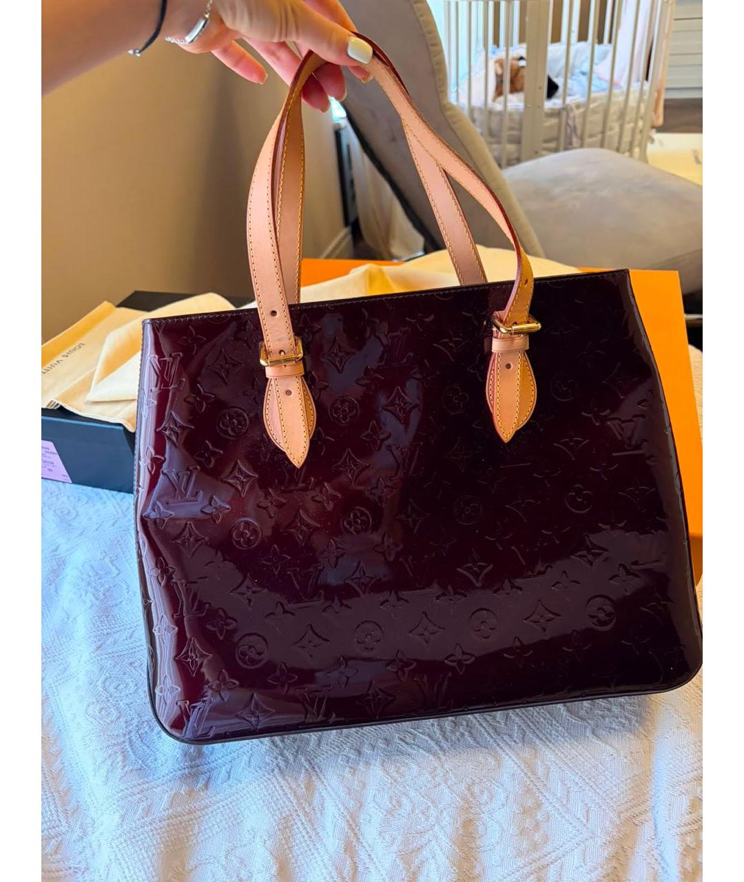 LOUIS VUITTON Бордовая сумка с короткими ручками из лакированной кожи, фото 2