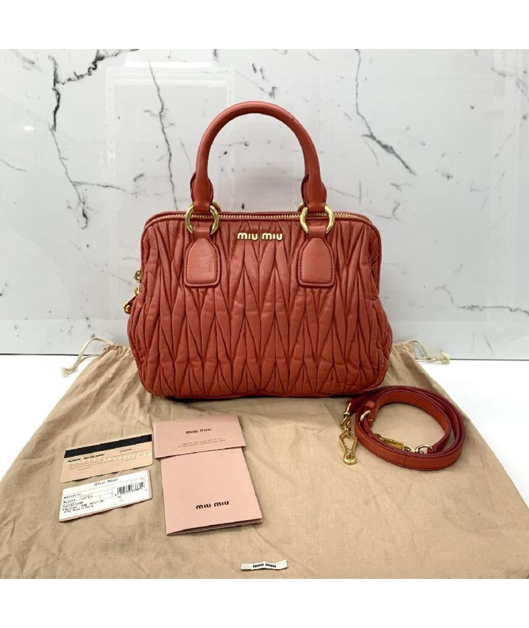 MIU MIU Коралловая кожаная сумка с короткими ручками, фото 4