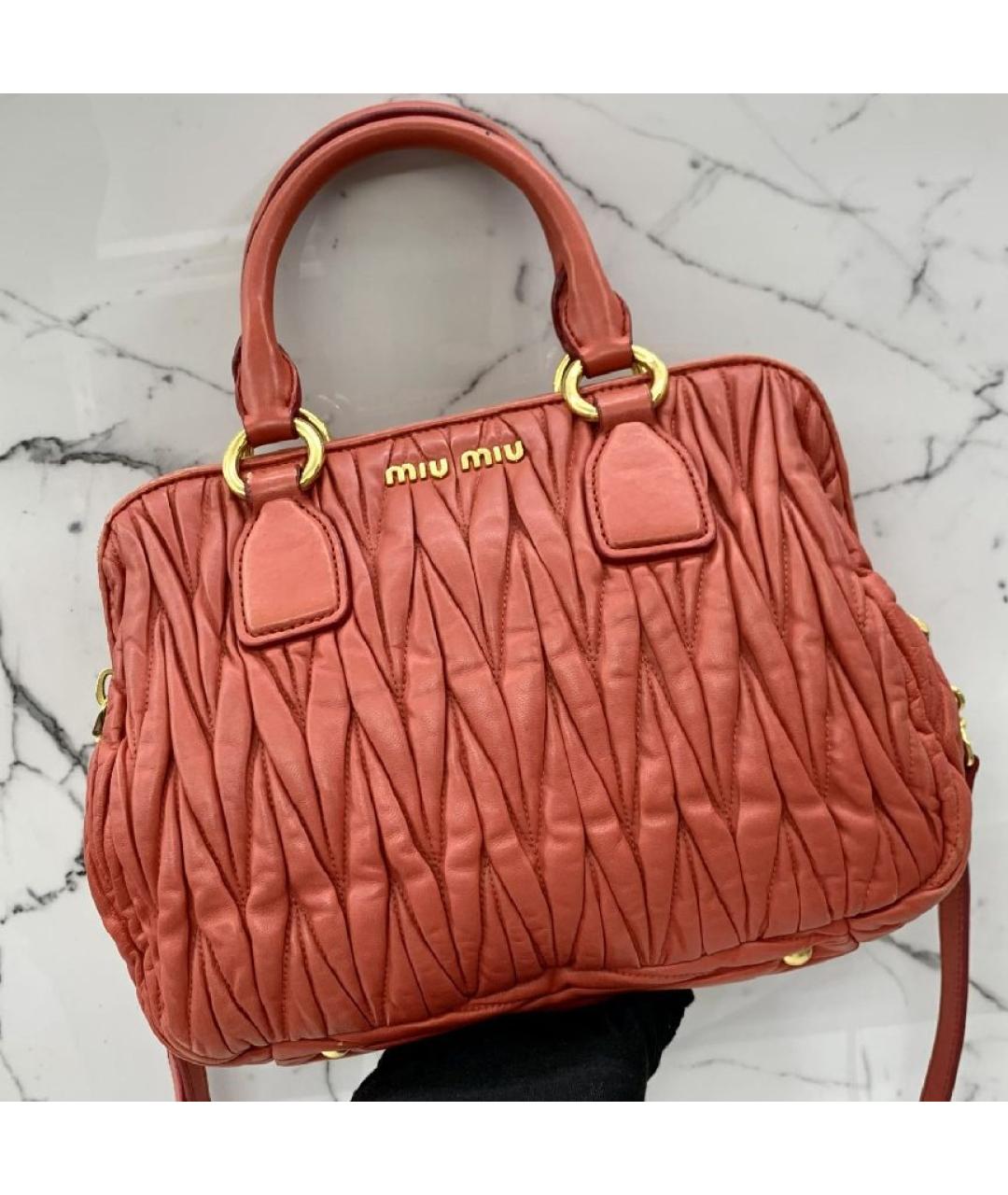 MIU MIU Коралловая кожаная сумка с короткими ручками, фото 2