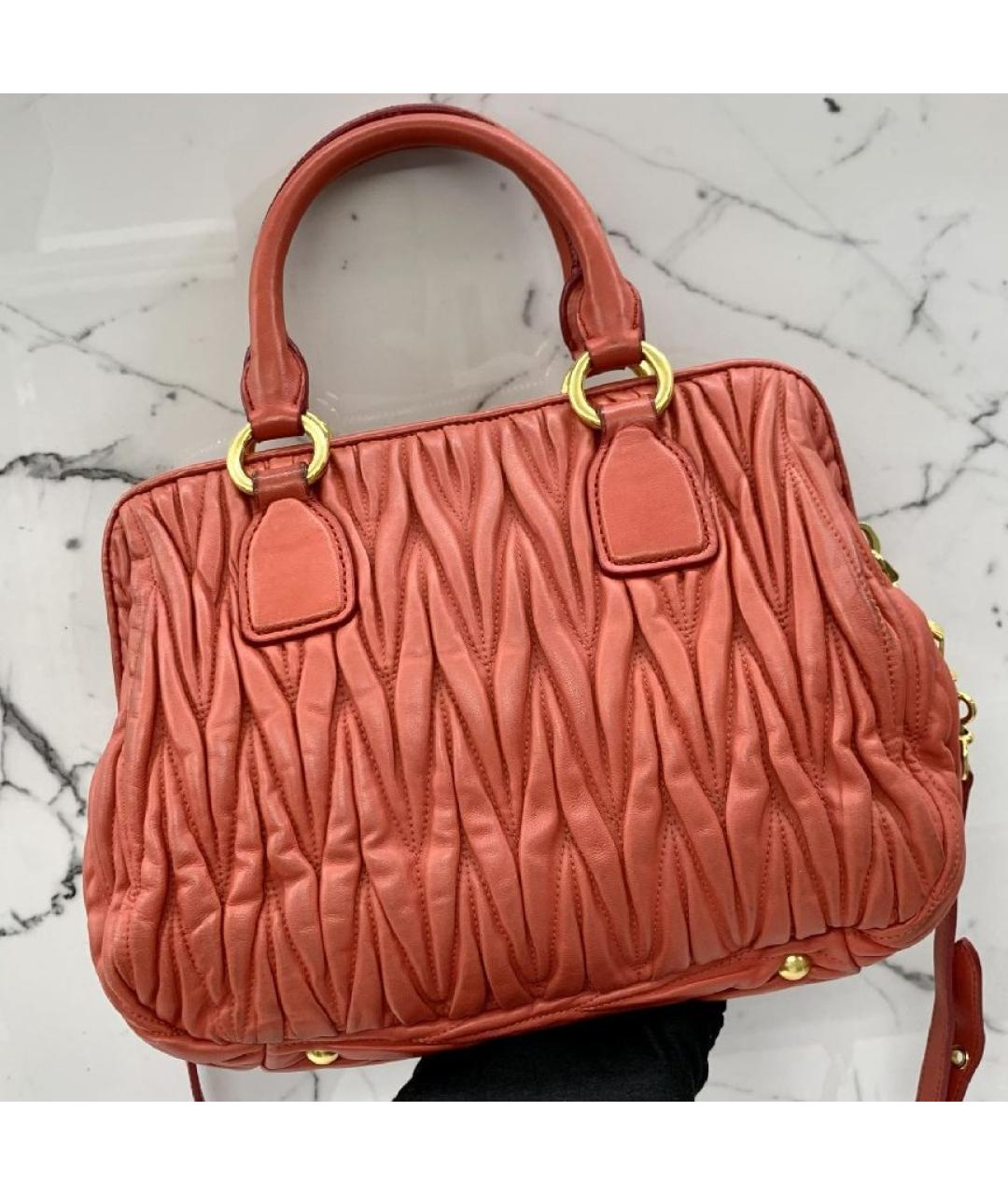 MIU MIU Коралловая кожаная сумка с короткими ручками, фото 3