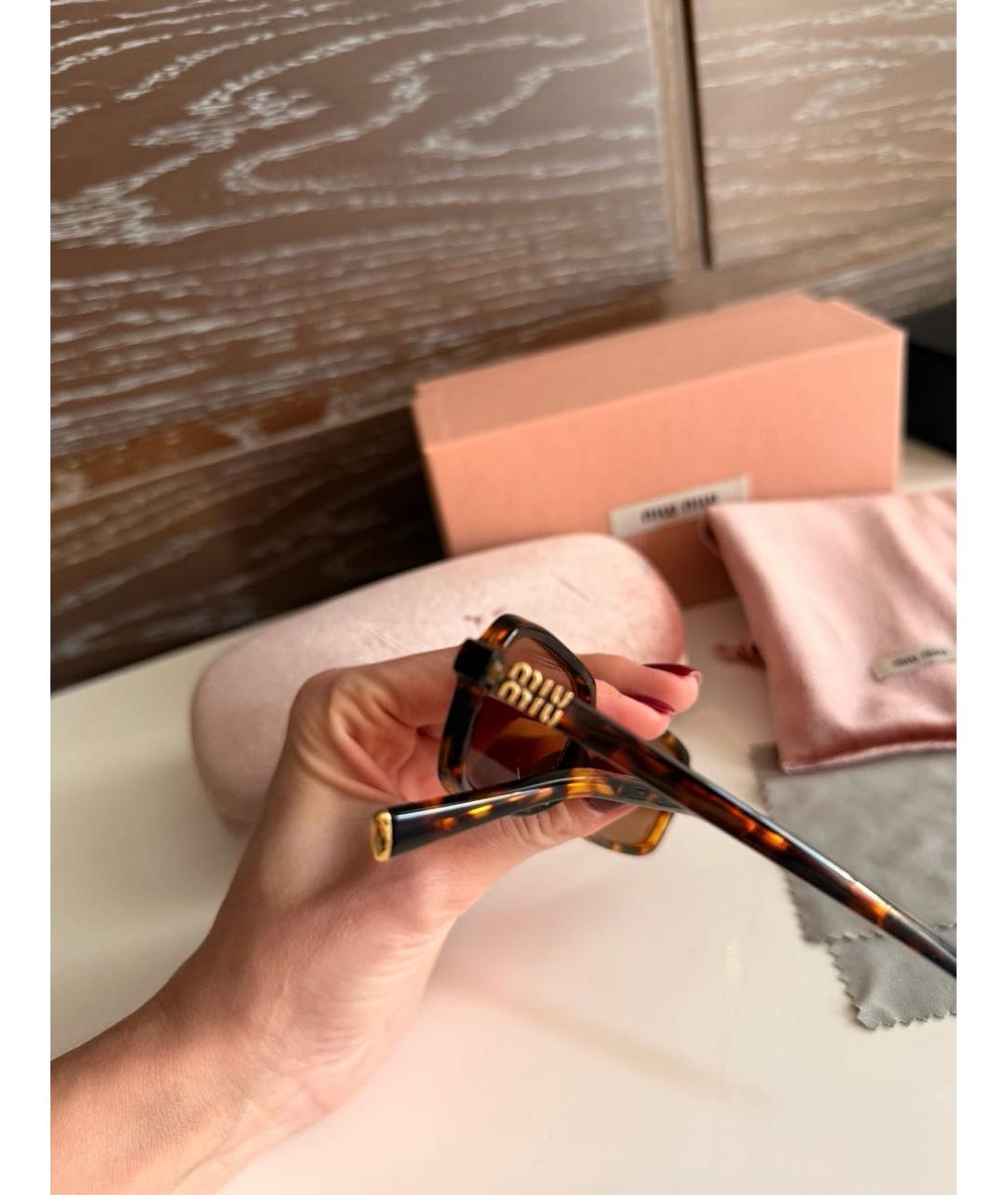 MIU MIU Коричневые пластиковые солнцезащитные очки, фото 4