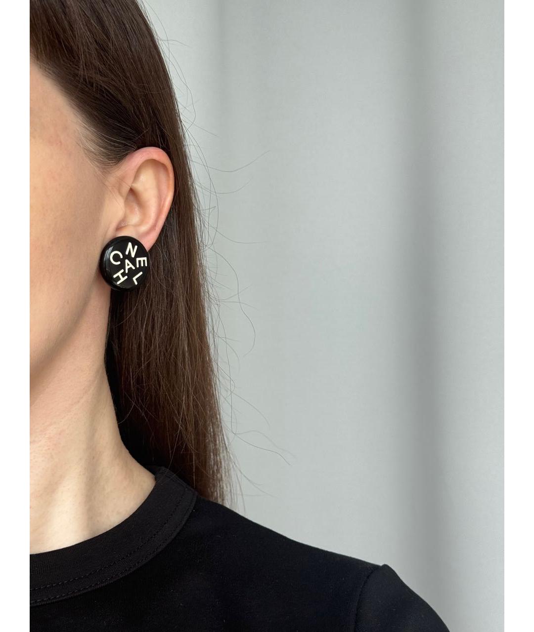 CHANEL Черные пластиковые клипсы, фото 8