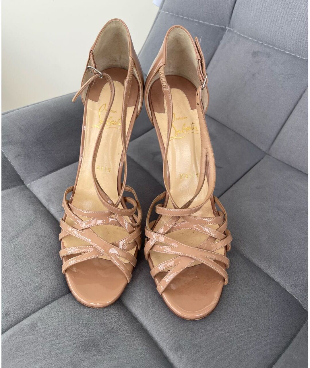 CHRISTIAN LOUBOUTIN Бежевые босоножки из лакированной кожи, фото 2