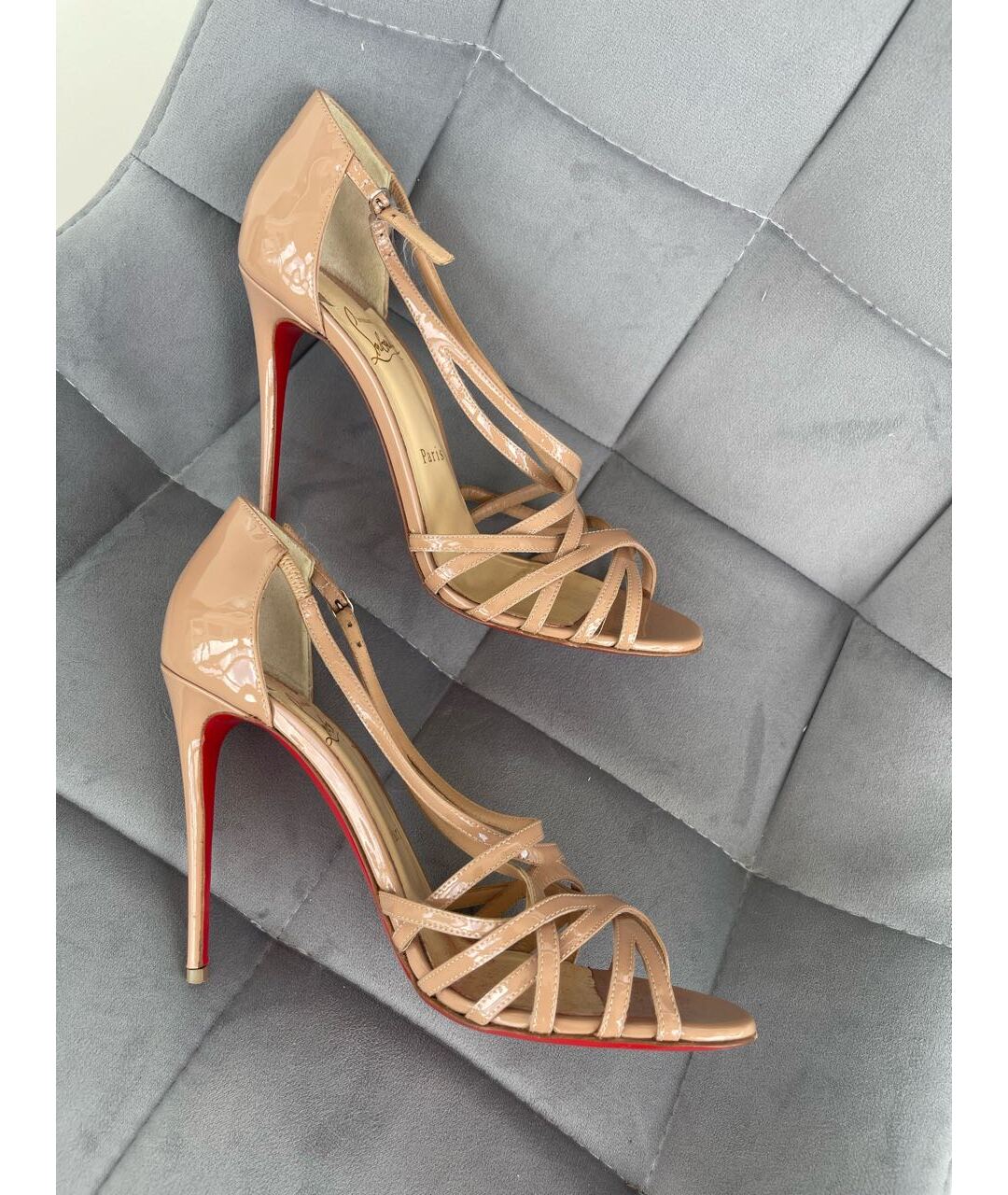 CHRISTIAN LOUBOUTIN Бежевые босоножки из лакированной кожи, фото 4