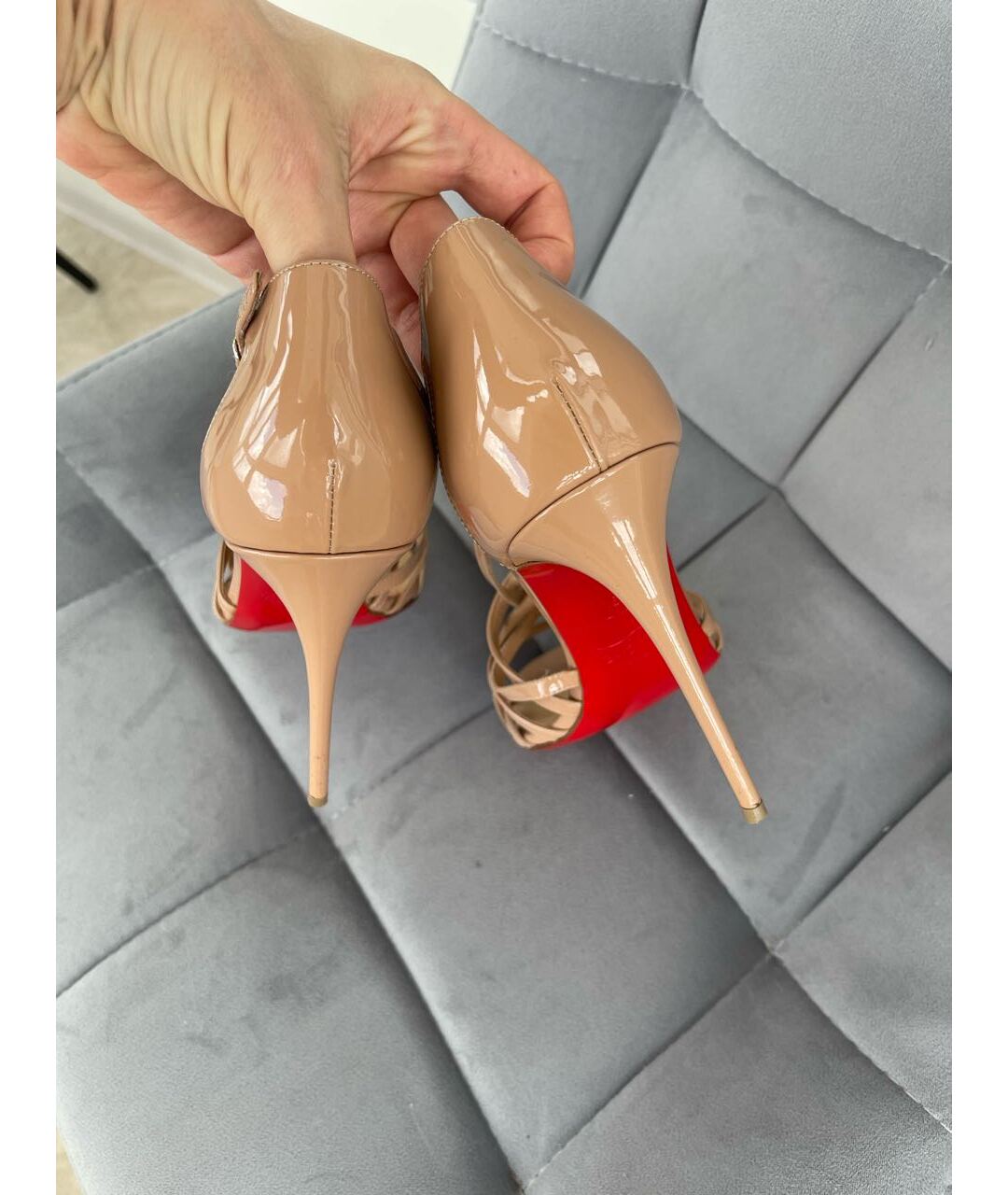 CHRISTIAN LOUBOUTIN Бежевые босоножки из лакированной кожи, фото 3