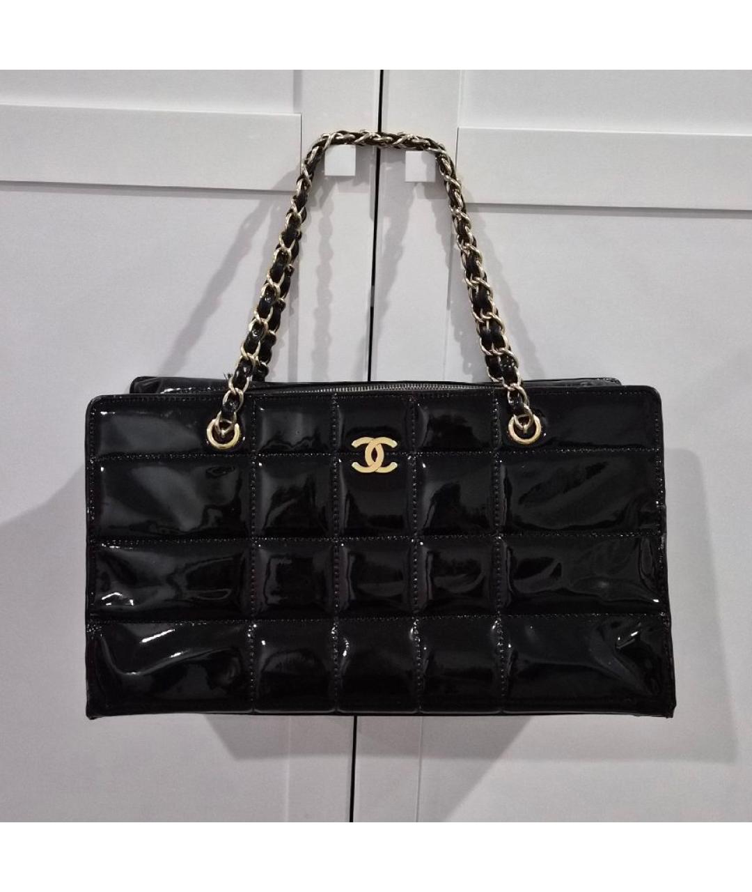 CHANEL Черная сумка с короткими ручками из лакированной кожи, фото 10