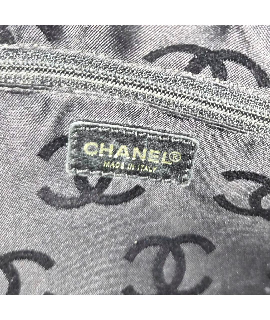 CHANEL Черная сумка с короткими ручками из лакированной кожи, фото 6
