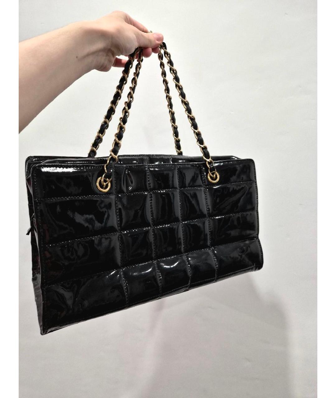 CHANEL Черная сумка с короткими ручками из лакированной кожи, фото 2