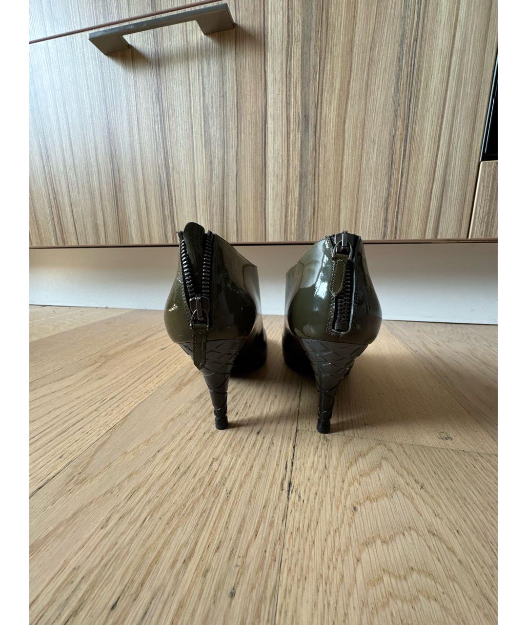 BURBERRY Хаки ботильоны из лакированной кожи, фото 4