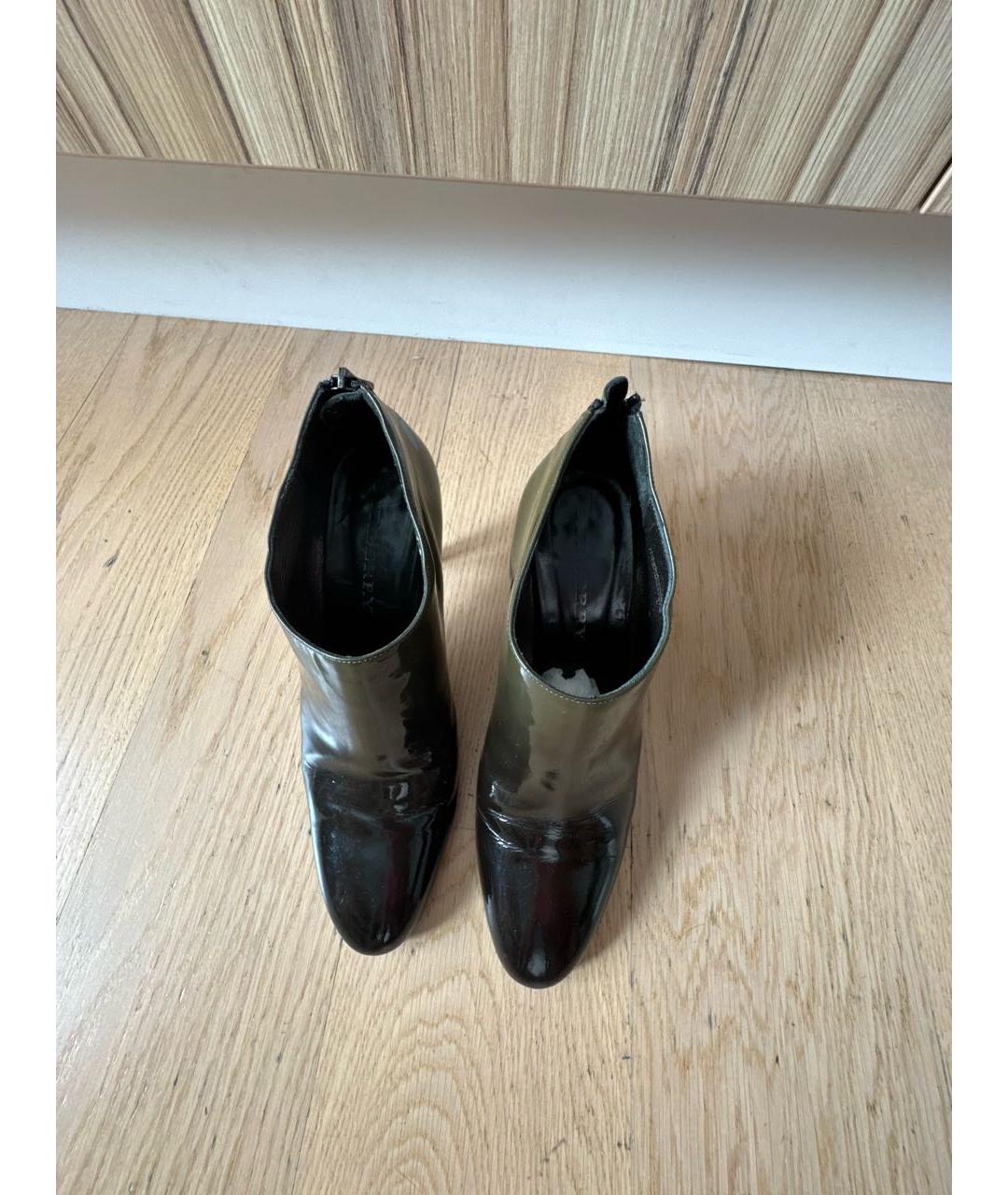 BURBERRY Хаки ботильоны из лакированной кожи, фото 3
