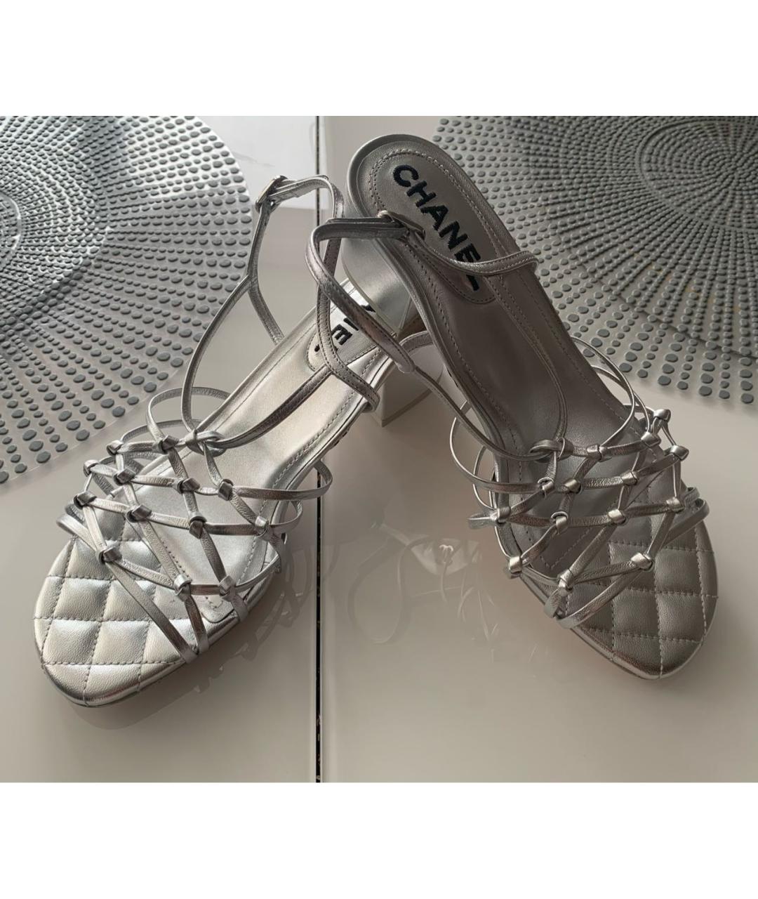 CHANEL Серебряные кожаные босоножки, фото 2