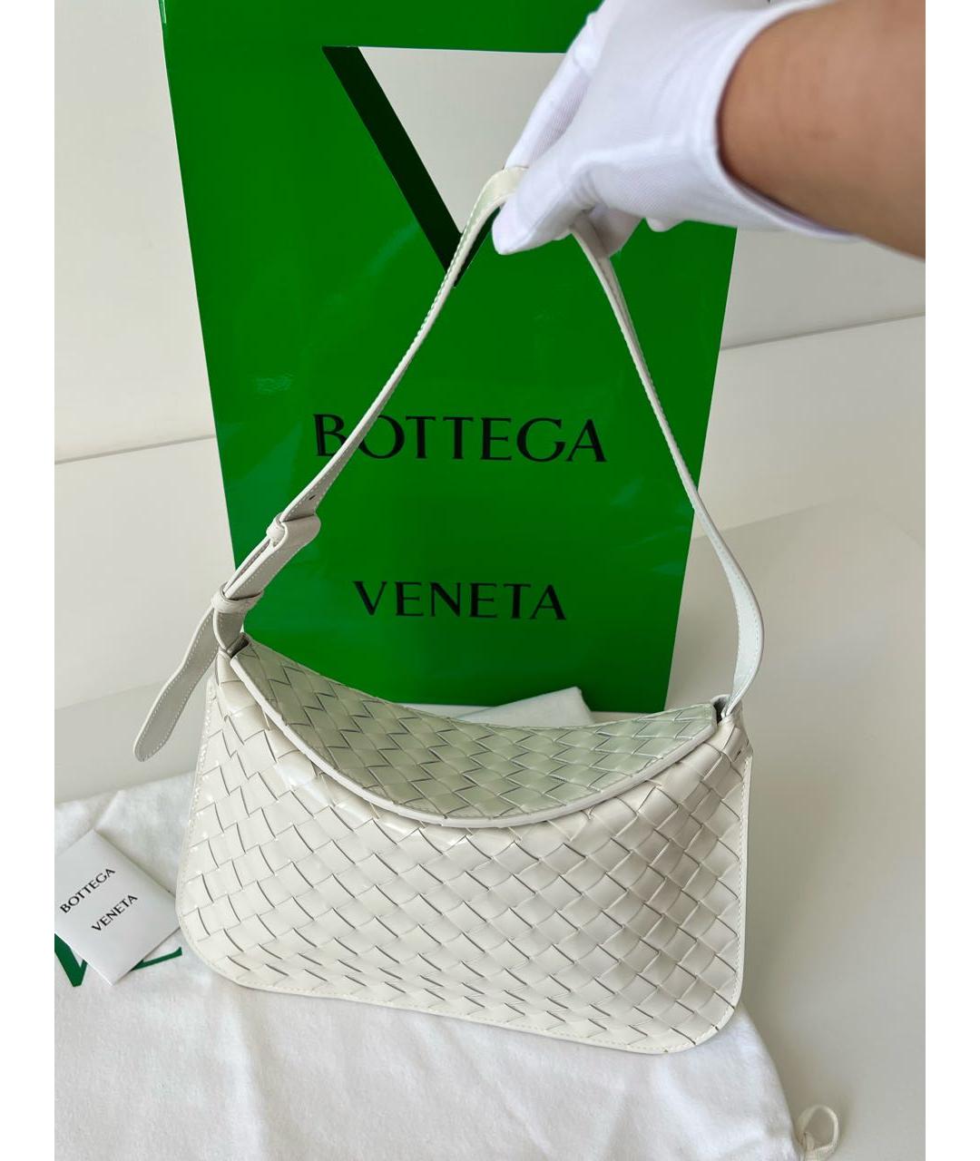 BOTTEGA VENETA Бежевая сумка с короткими ручками из лакированной кожи, фото 8