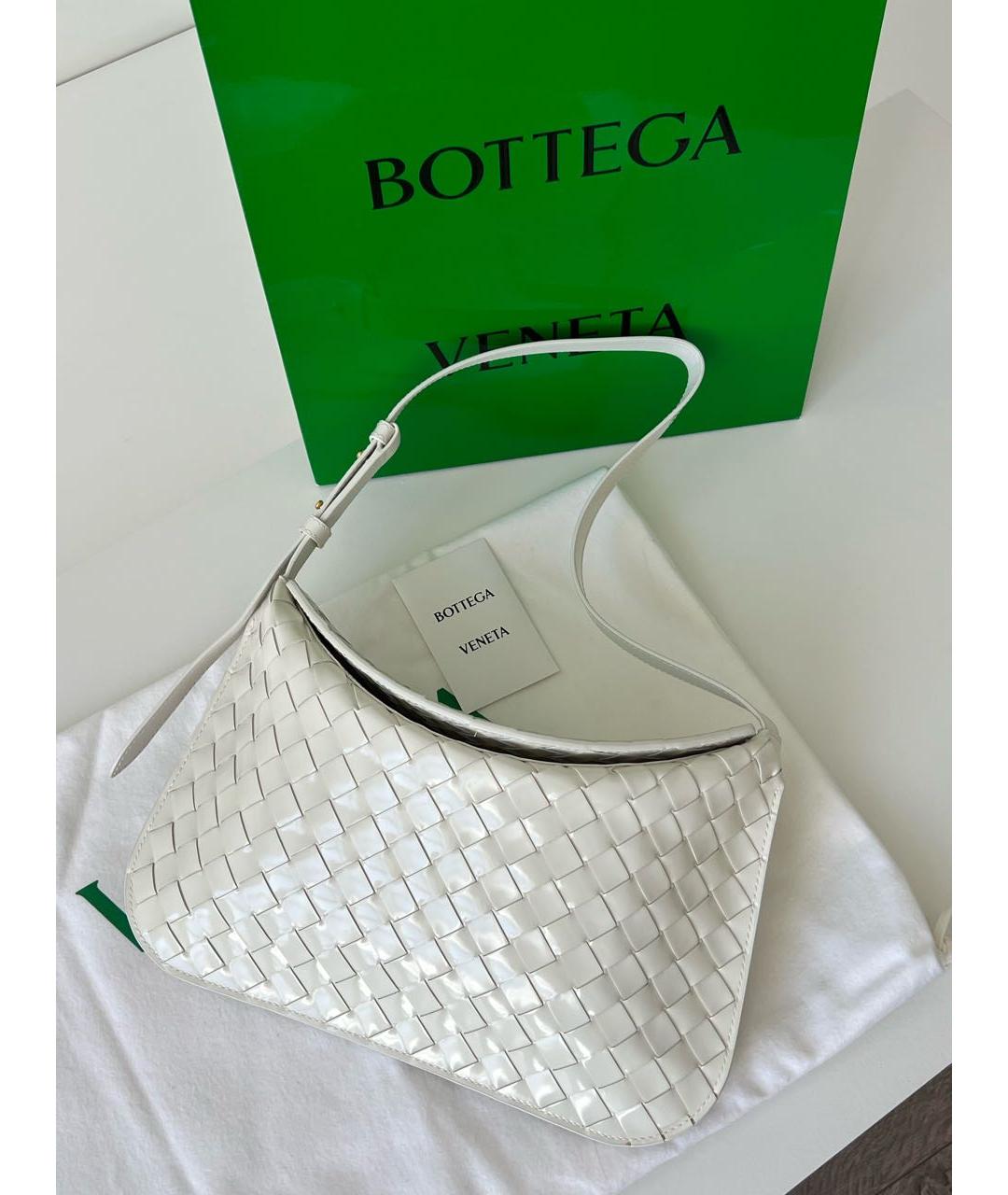 BOTTEGA VENETA Бежевая сумка с короткими ручками из лакированной кожи, фото 9