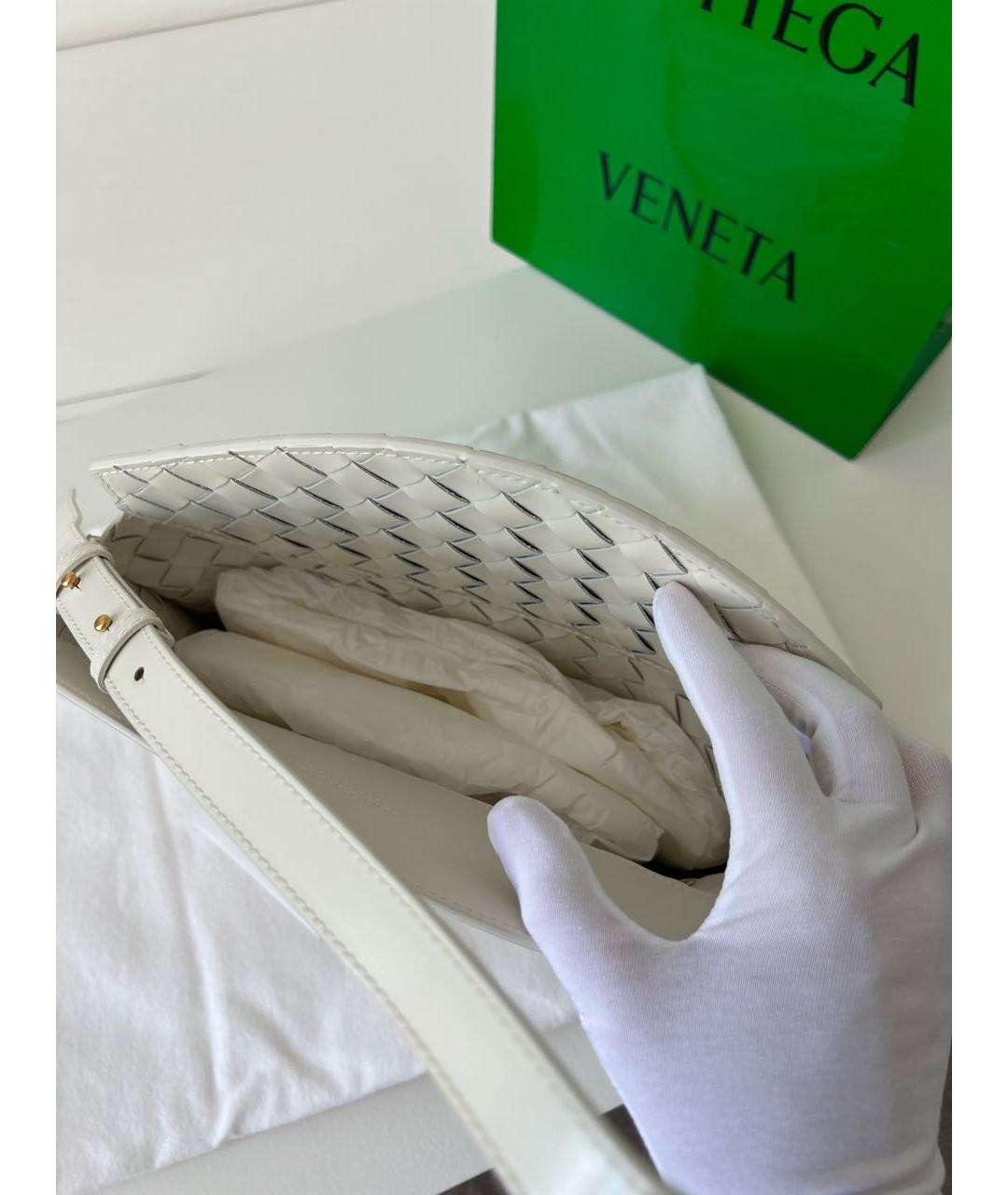 BOTTEGA VENETA Бежевая сумка с короткими ручками из лакированной кожи, фото 5