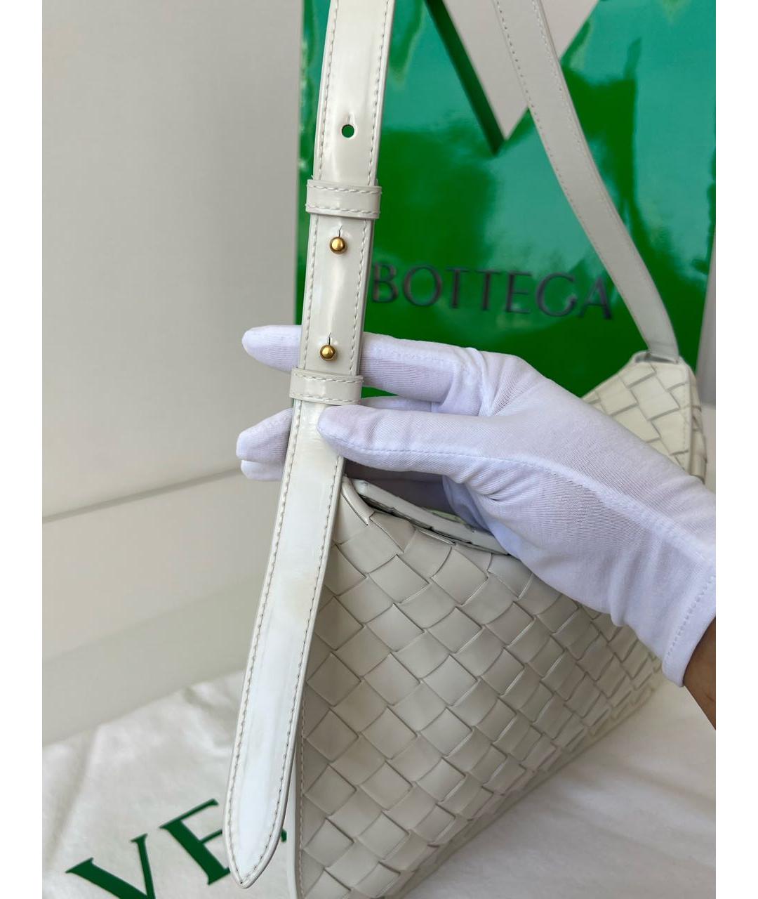 BOTTEGA VENETA Бежевая сумка с короткими ручками из лакированной кожи, фото 7