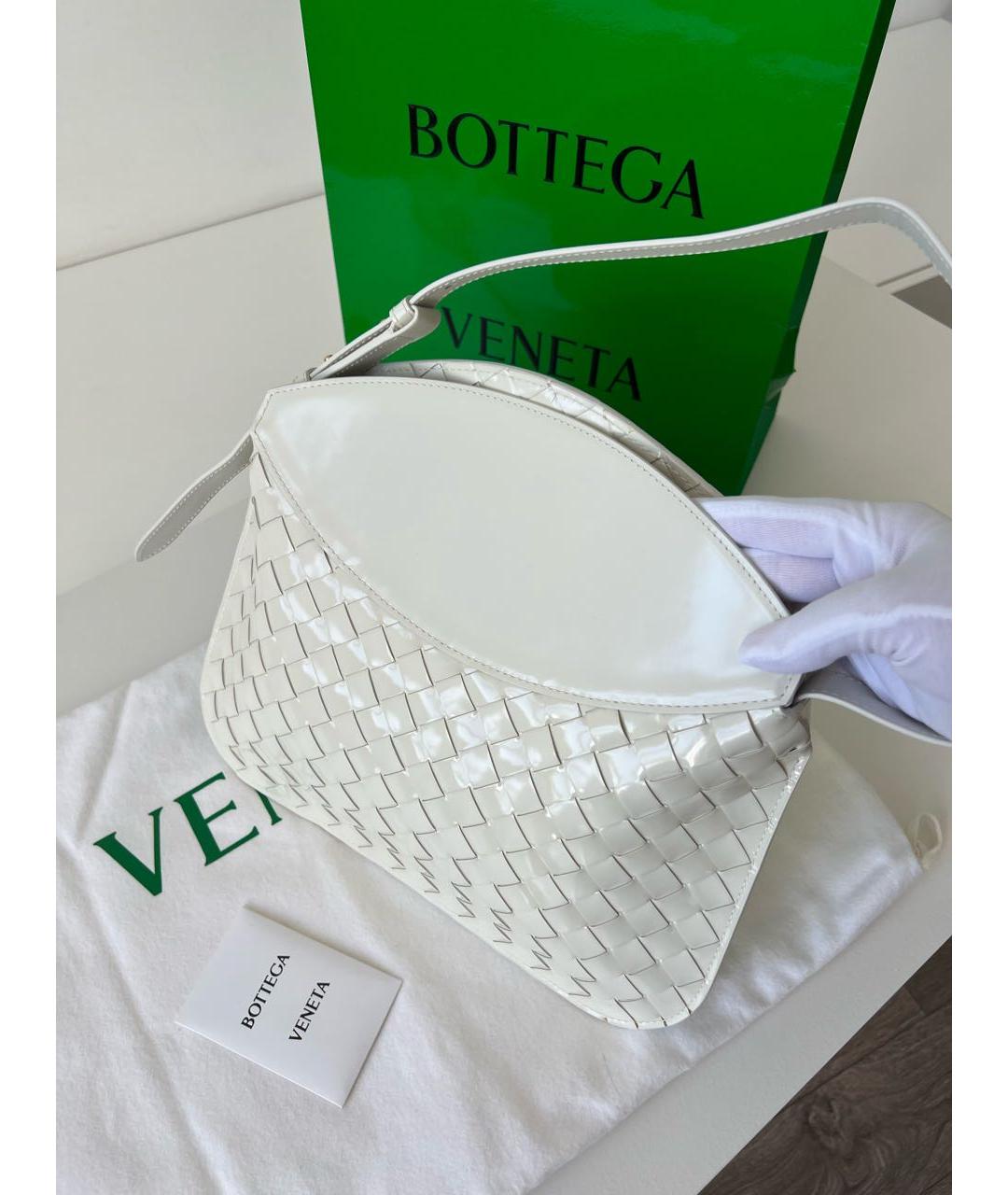 BOTTEGA VENETA Бежевая сумка с короткими ручками из лакированной кожи, фото 6
