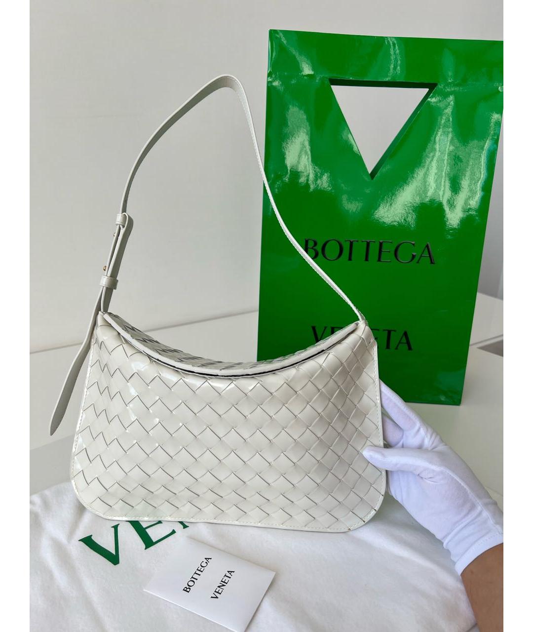 BOTTEGA VENETA Бежевая сумка с короткими ручками из лакированной кожи, фото 2