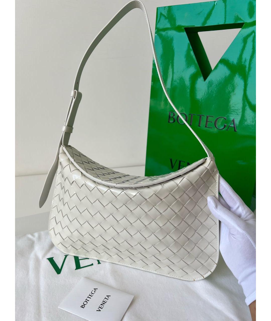 BOTTEGA VENETA Бежевая сумка с короткими ручками из лакированной кожи, фото 3