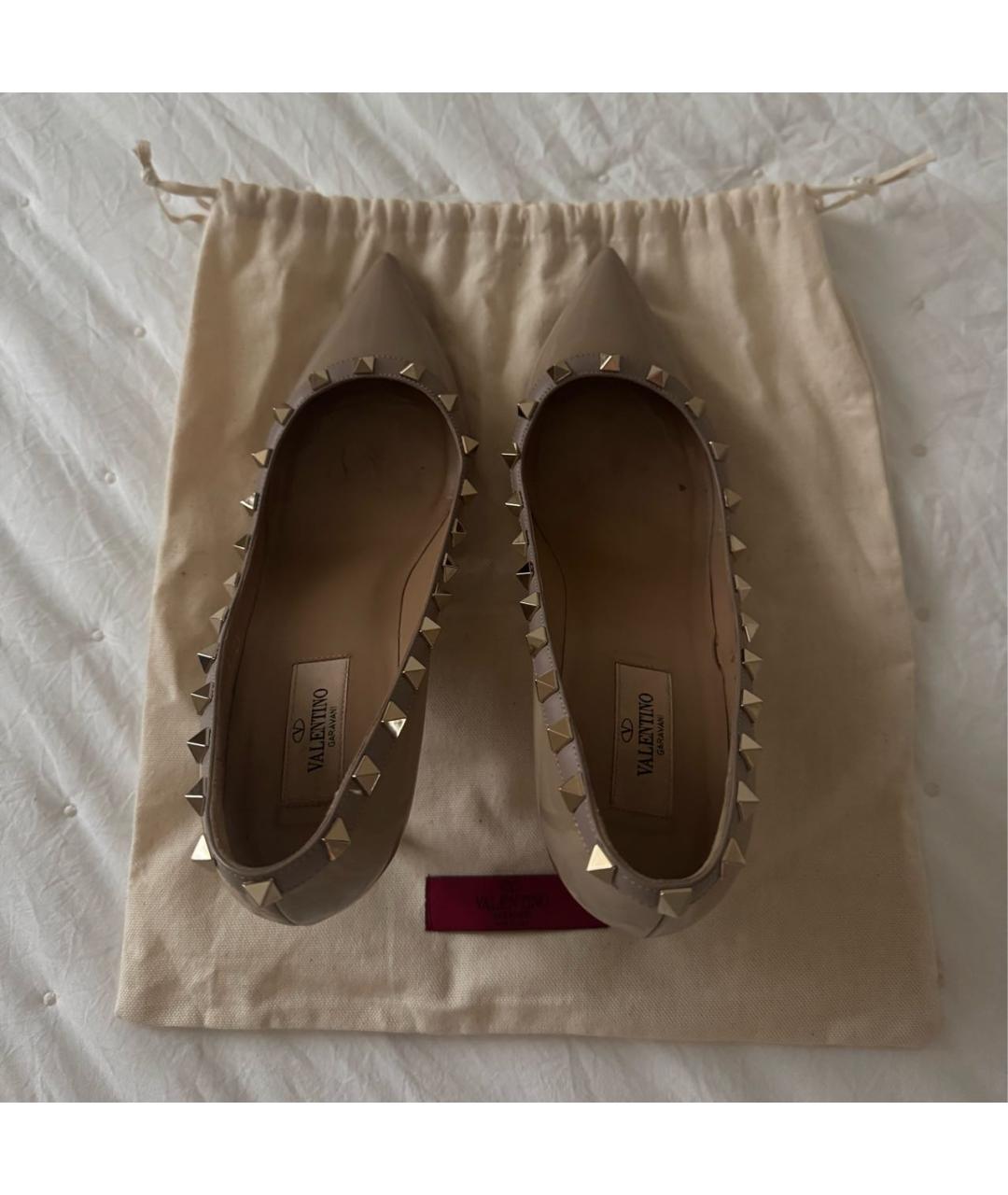 VALENTINO Бежевые лодочки на низком каблуке из лакированной кожи, фото 3