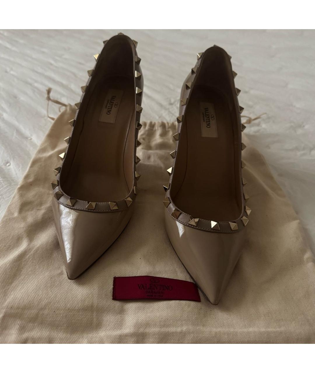 VALENTINO Бежевые лодочки на низком каблуке из лакированной кожи, фото 2