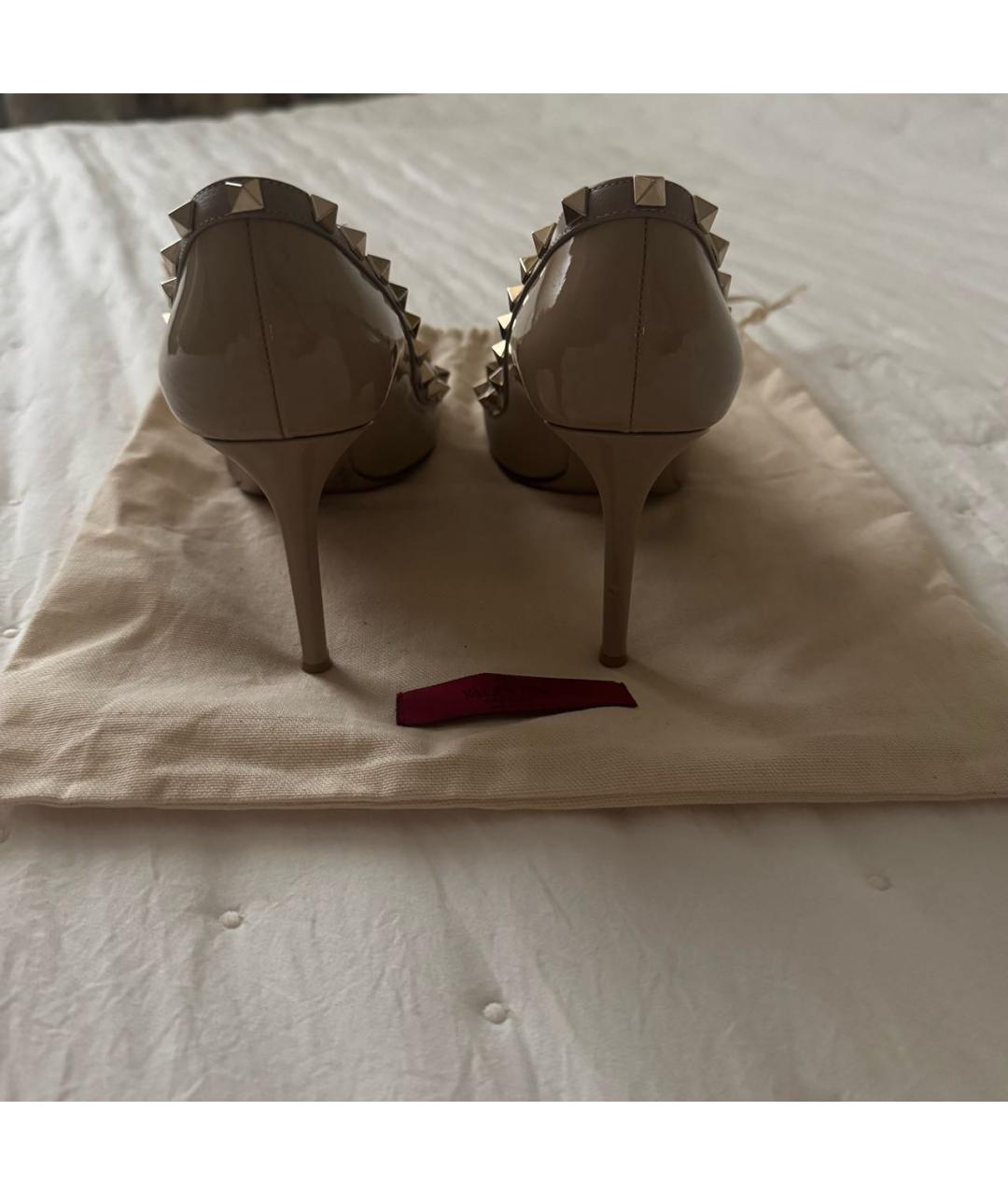 VALENTINO Бежевые лодочки на низком каблуке из лакированной кожи, фото 4