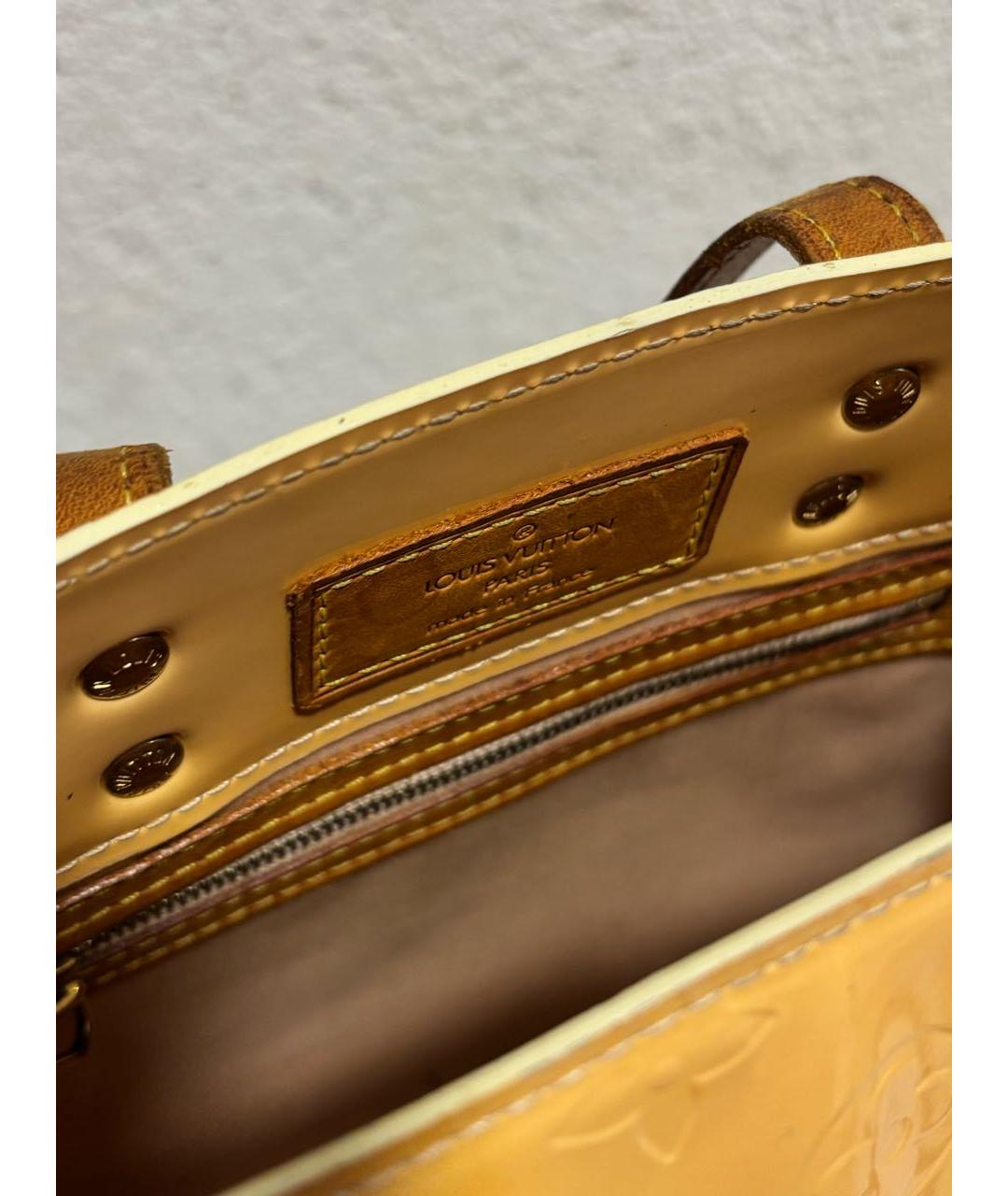 LOUIS VUITTON Желтая сумка с короткими ручками из лакированной кожи, фото 3