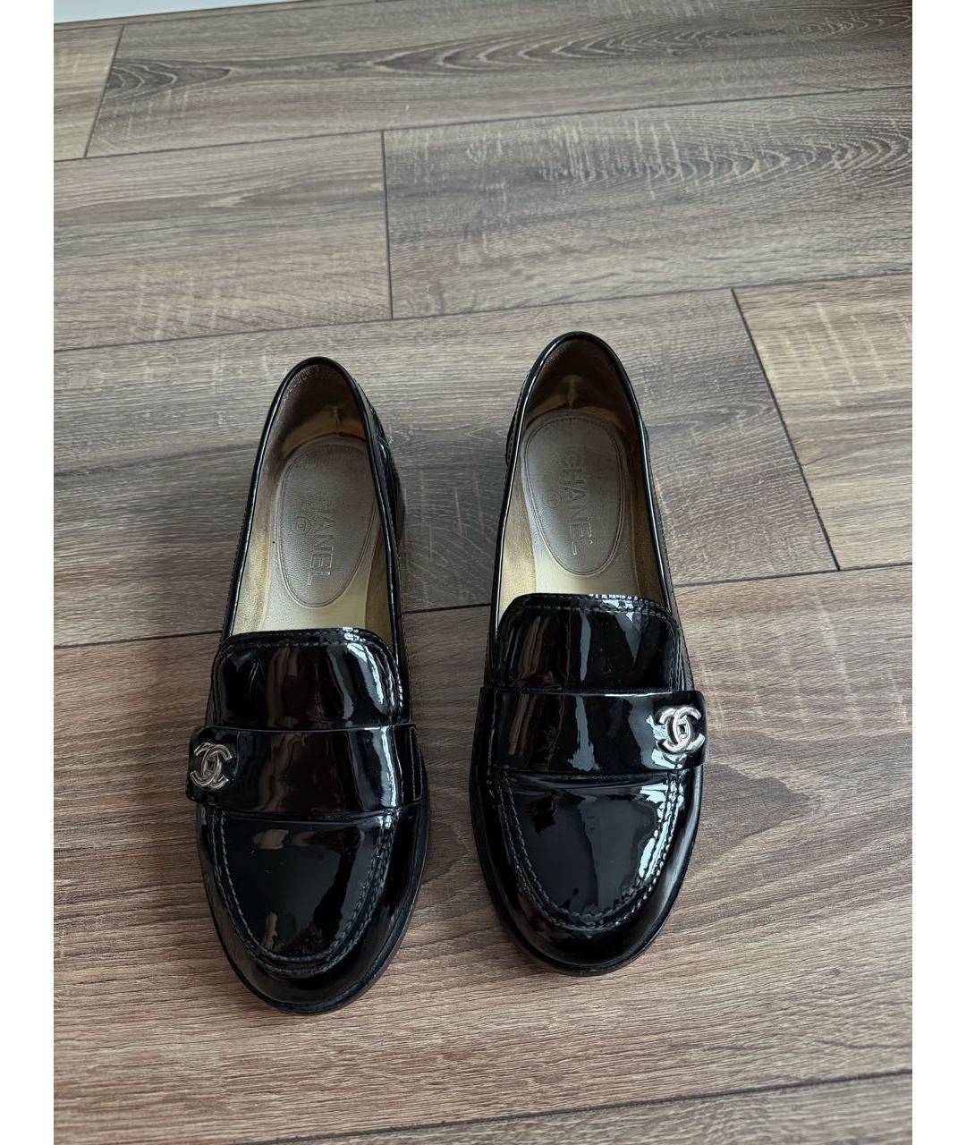 CHANEL Черные лоферы из лакированной кожи, фото 2
