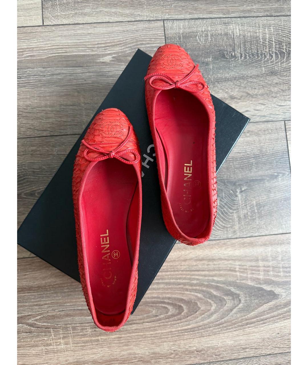 CHANEL Красные балетки из экзотической кожи, фото 2