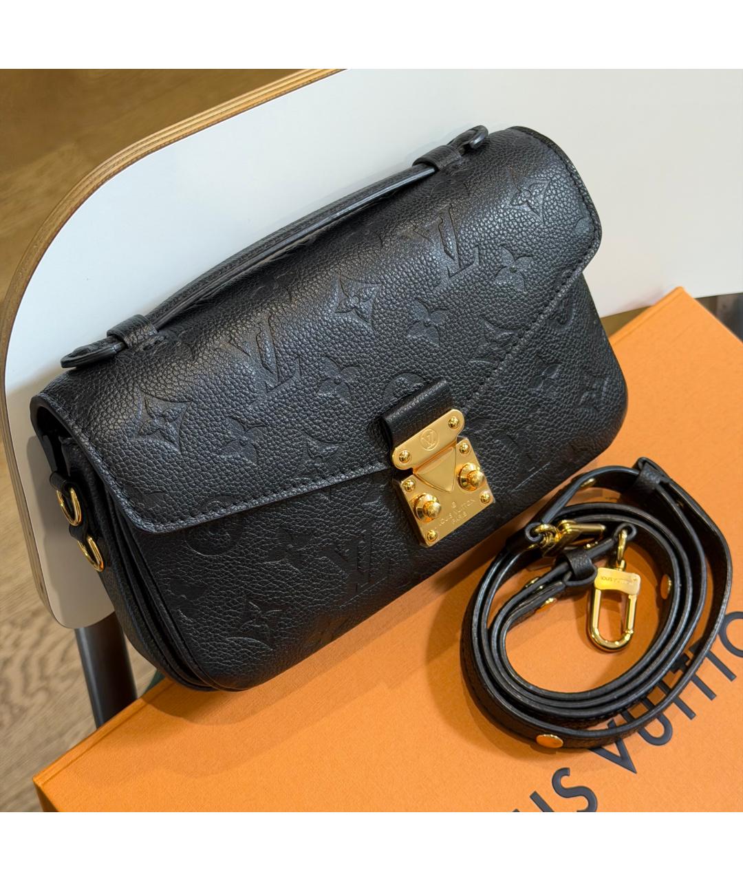 LOUIS VUITTON Черная кожаная сумка с короткими ручками, фото 5