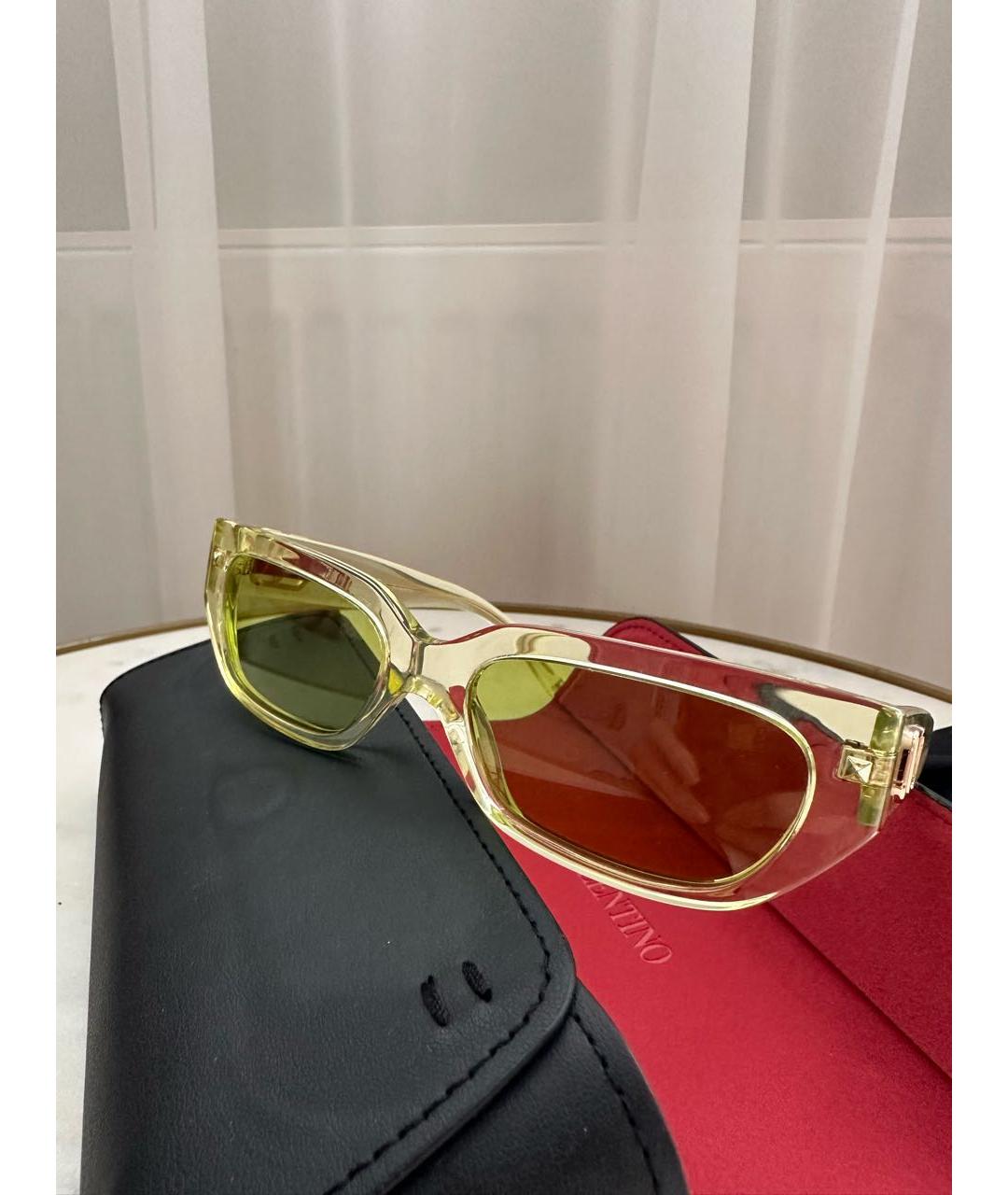 VALENTINO Желтые пластиковые солнцезащитные очки, фото 6