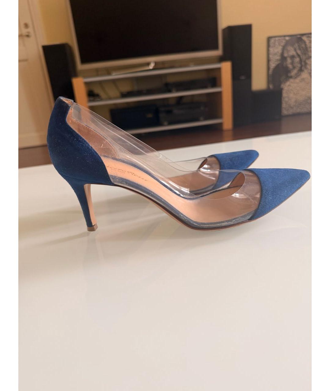 GIANVITO ROSSI Темно-синие замшевые лодочки на низком каблуке, фото 6