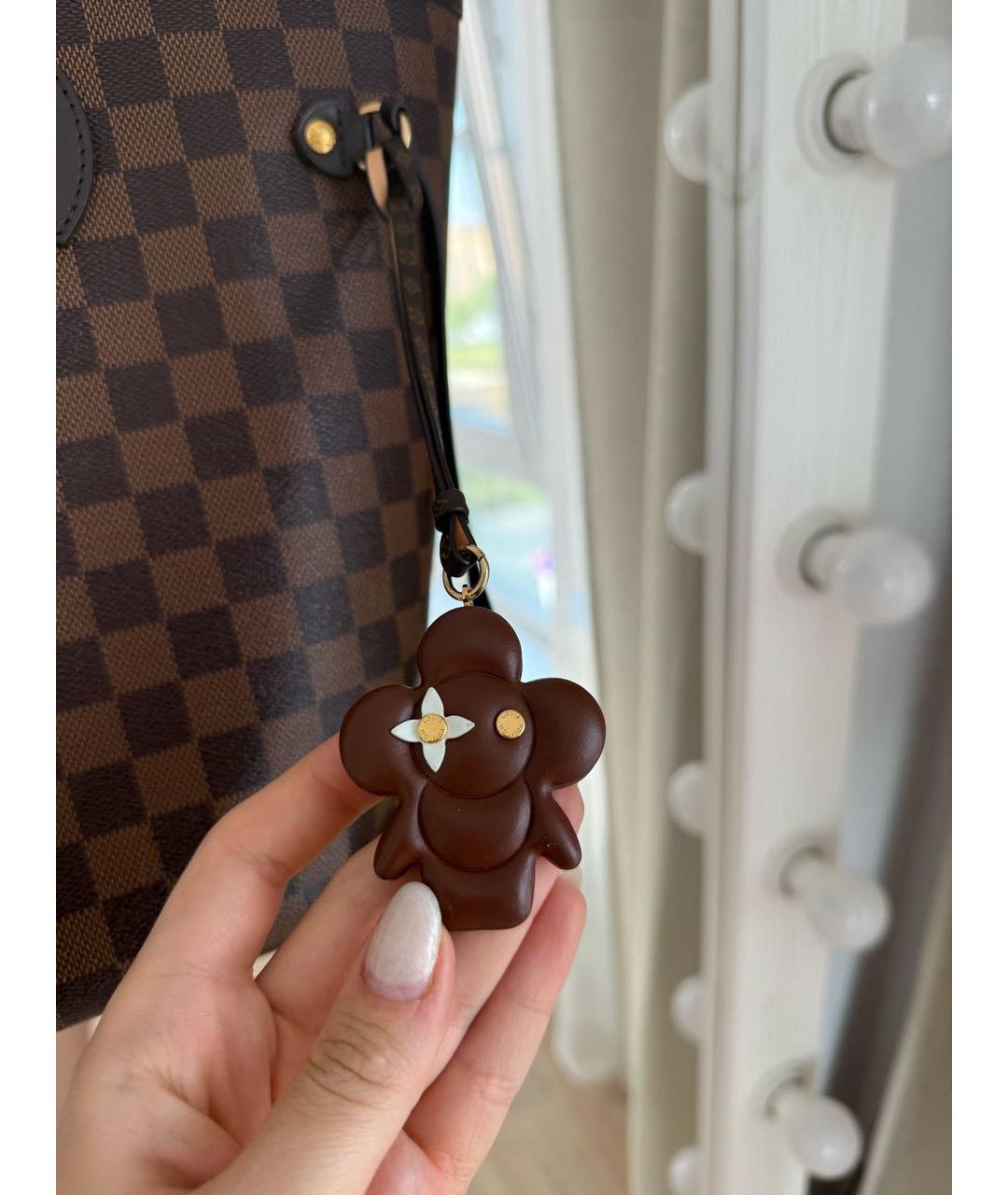 LOUIS VUITTON Коричневый брелок, фото 4