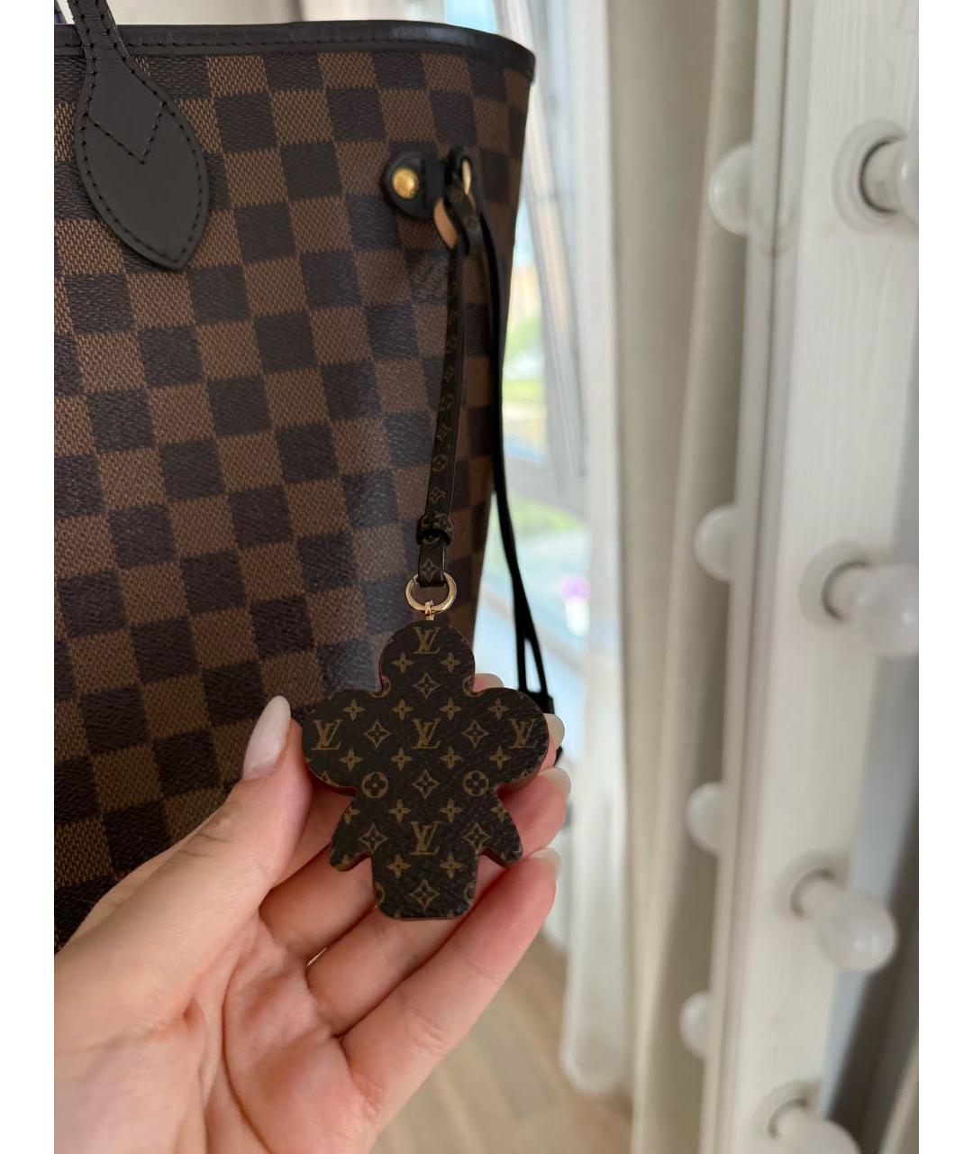 LOUIS VUITTON Коричневый брелок, фото 3