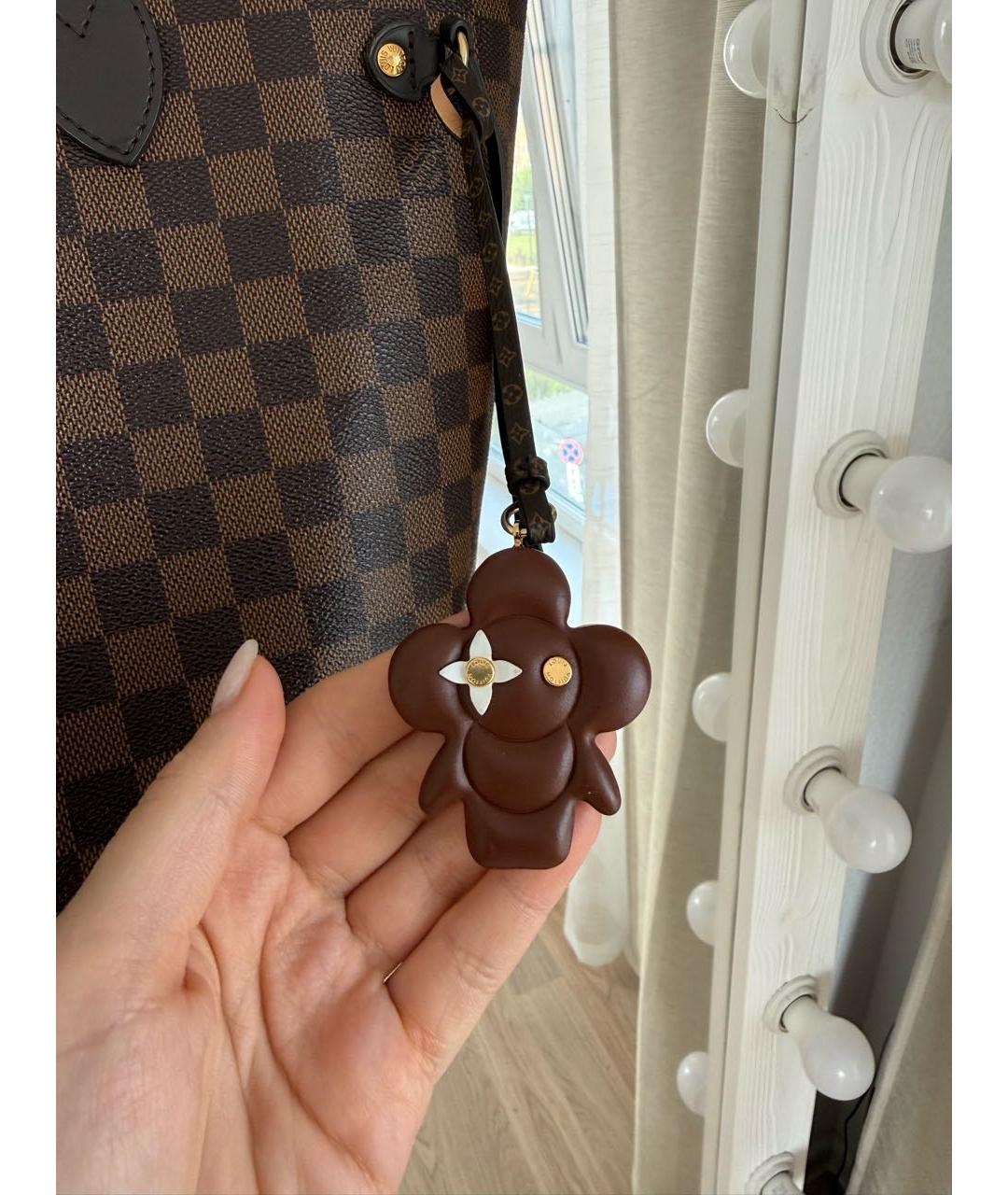 LOUIS VUITTON Коричневый брелок, фото 5