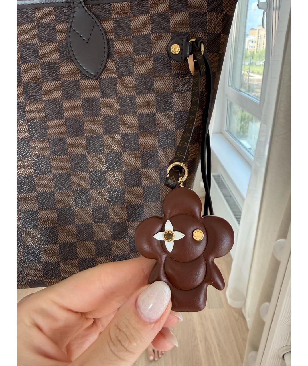 LOUIS VUITTON Коричневый брелок, фото 2