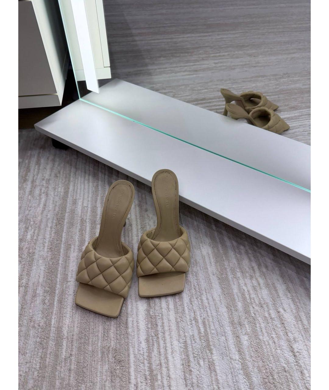 BOTTEGA VENETA Горчичные кожаные мюли, фото 2