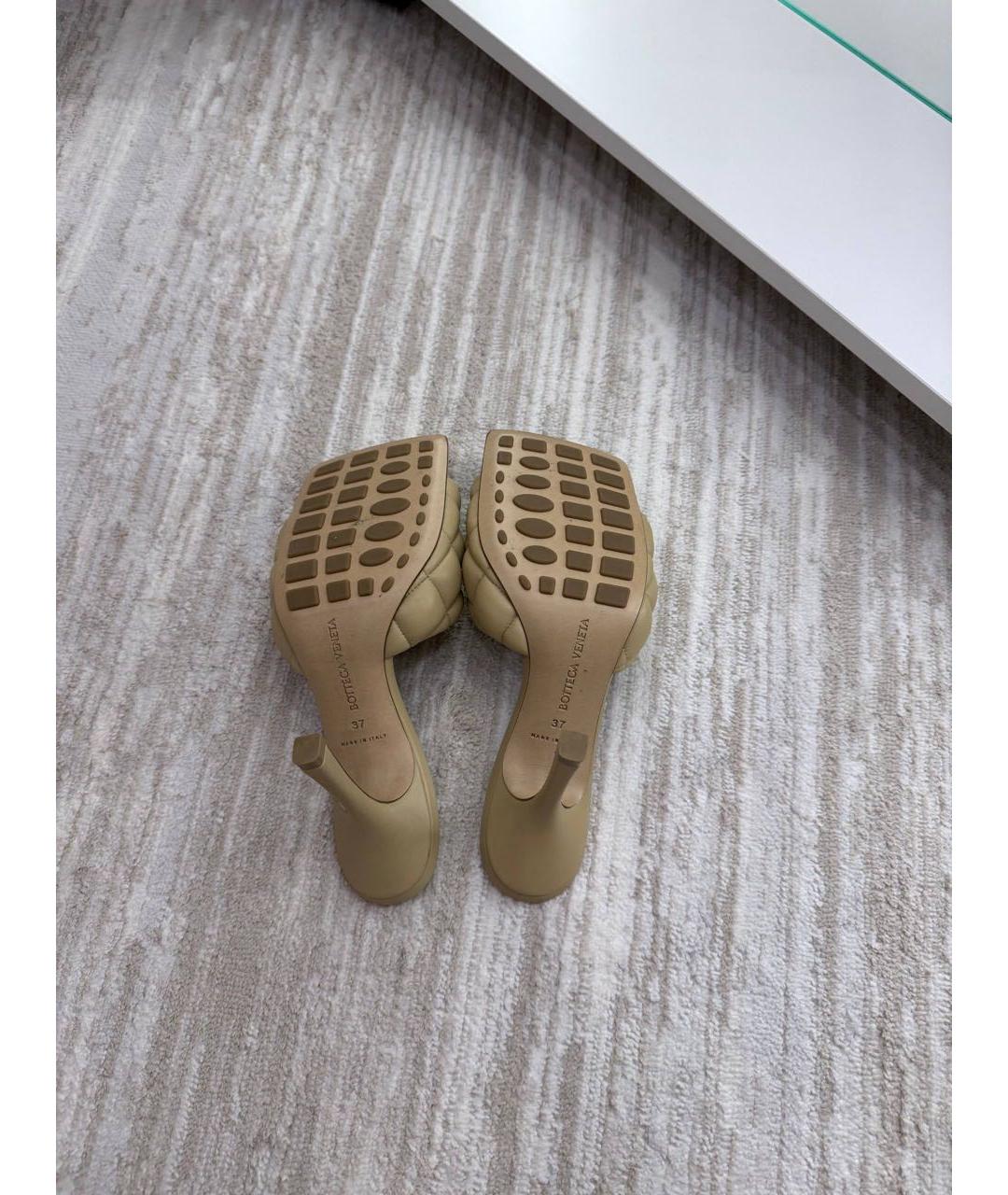 BOTTEGA VENETA Горчичные кожаные мюли, фото 3