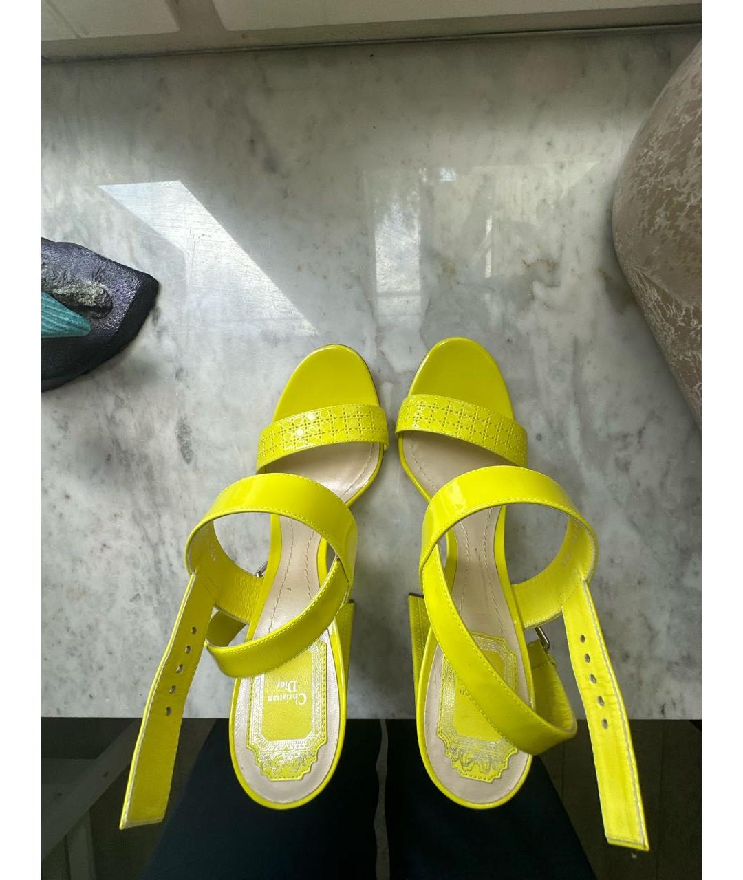 CHRISTIAN DIOR Желтые босоножки из лакированной кожи, фото 3
