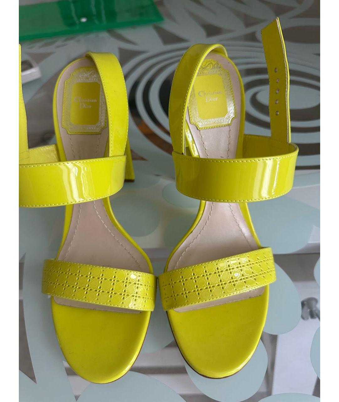 CHRISTIAN DIOR Желтые босоножки из лакированной кожи, фото 2