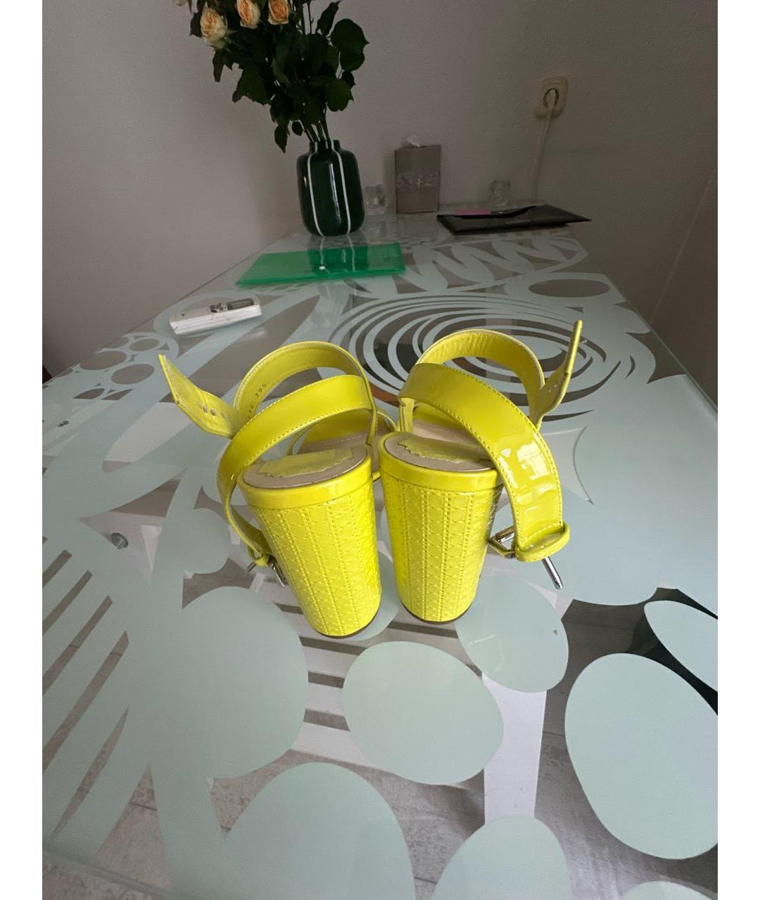 CHRISTIAN DIOR Желтые босоножки из лакированной кожи, фото 4