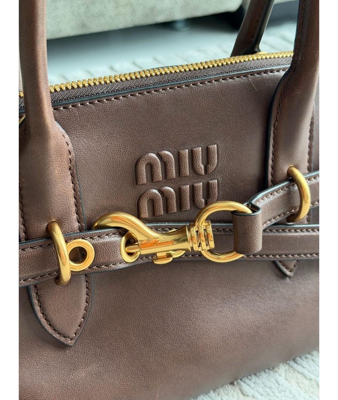 MIU MIU Коричневая кожаная сумка с короткими ручками, фото 8