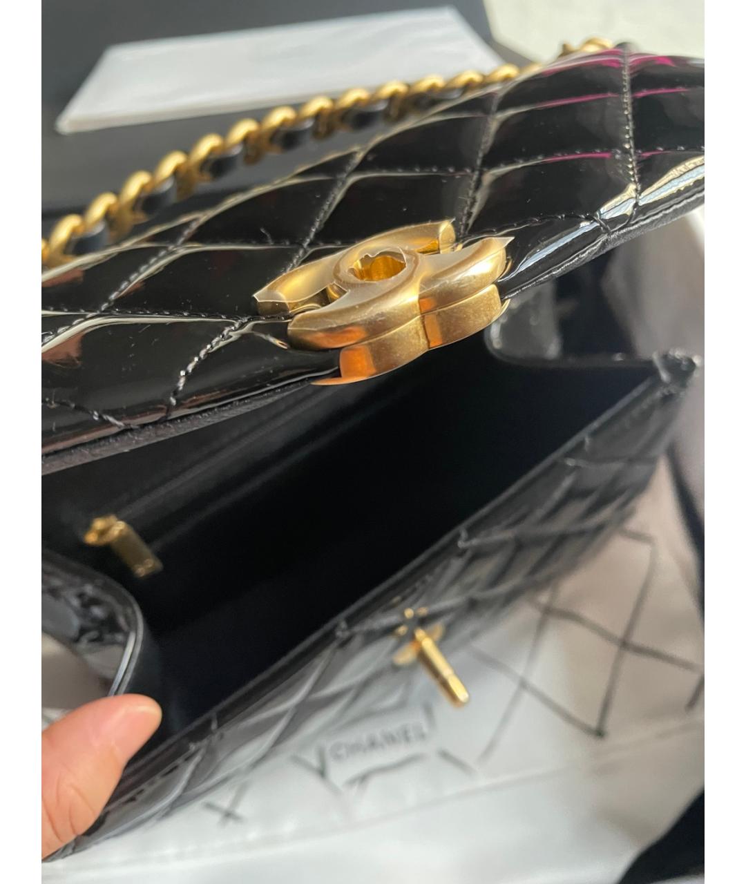 CHANEL Черная сумка через плечо из лакированной кожи, фото 6