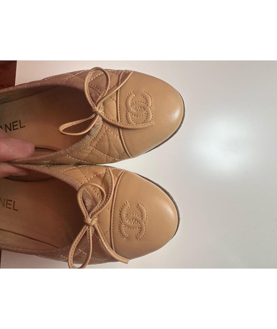 CHANEL Бежевые кожаные балетки, фото 2