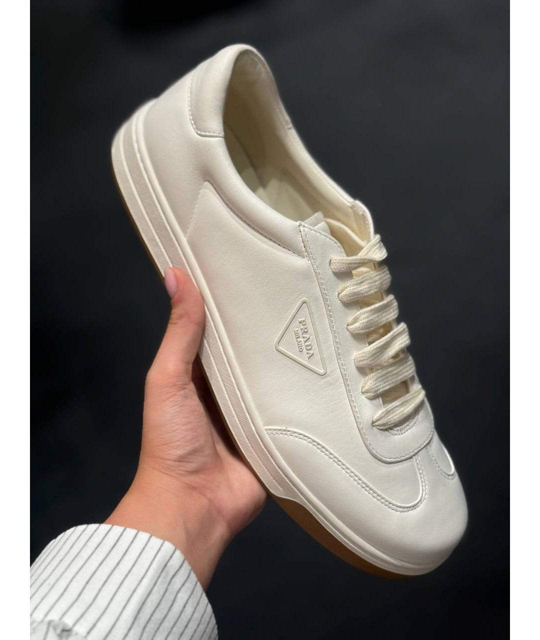 PRADA Белые кожаные низкие кроссовки / кеды, фото 2