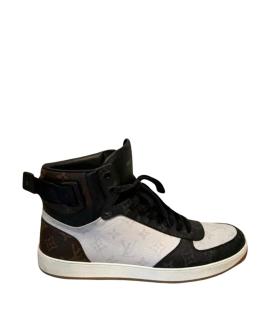 LOUIS VUITTON Высокие кроссовки / кеды