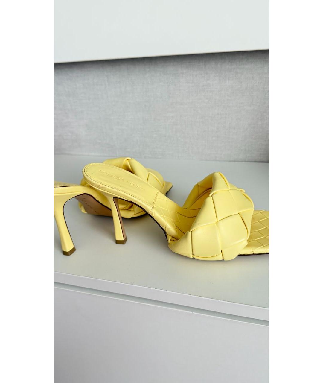 BOTTEGA VENETA Желтые кожаные мюли, фото 2