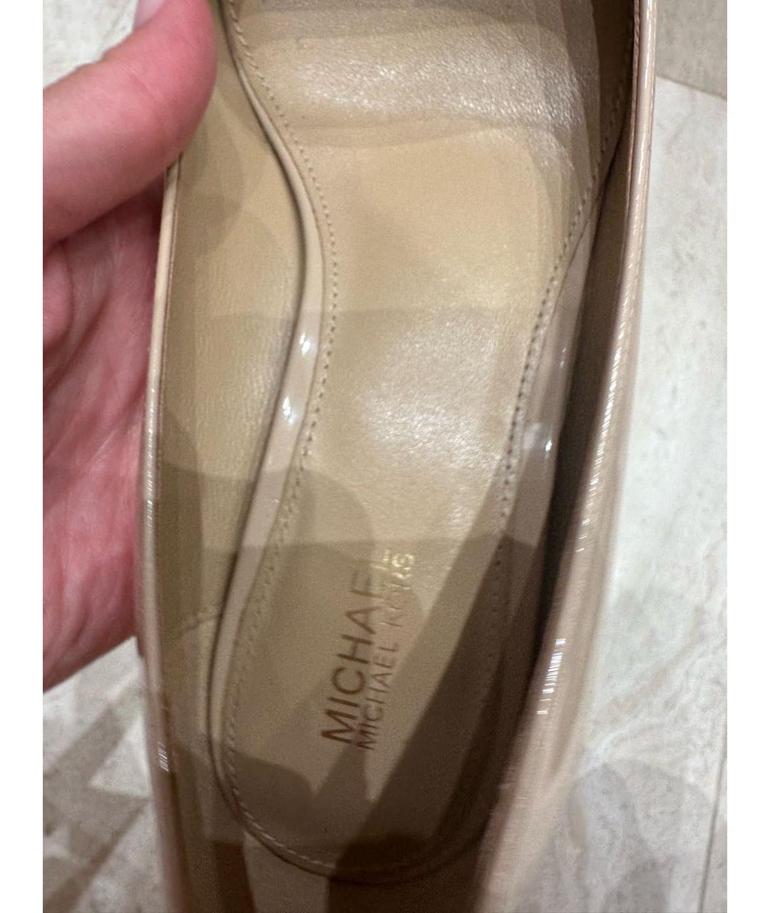 MICHAEL KORS Бежевые туфли из лакированной кожи, фото 4