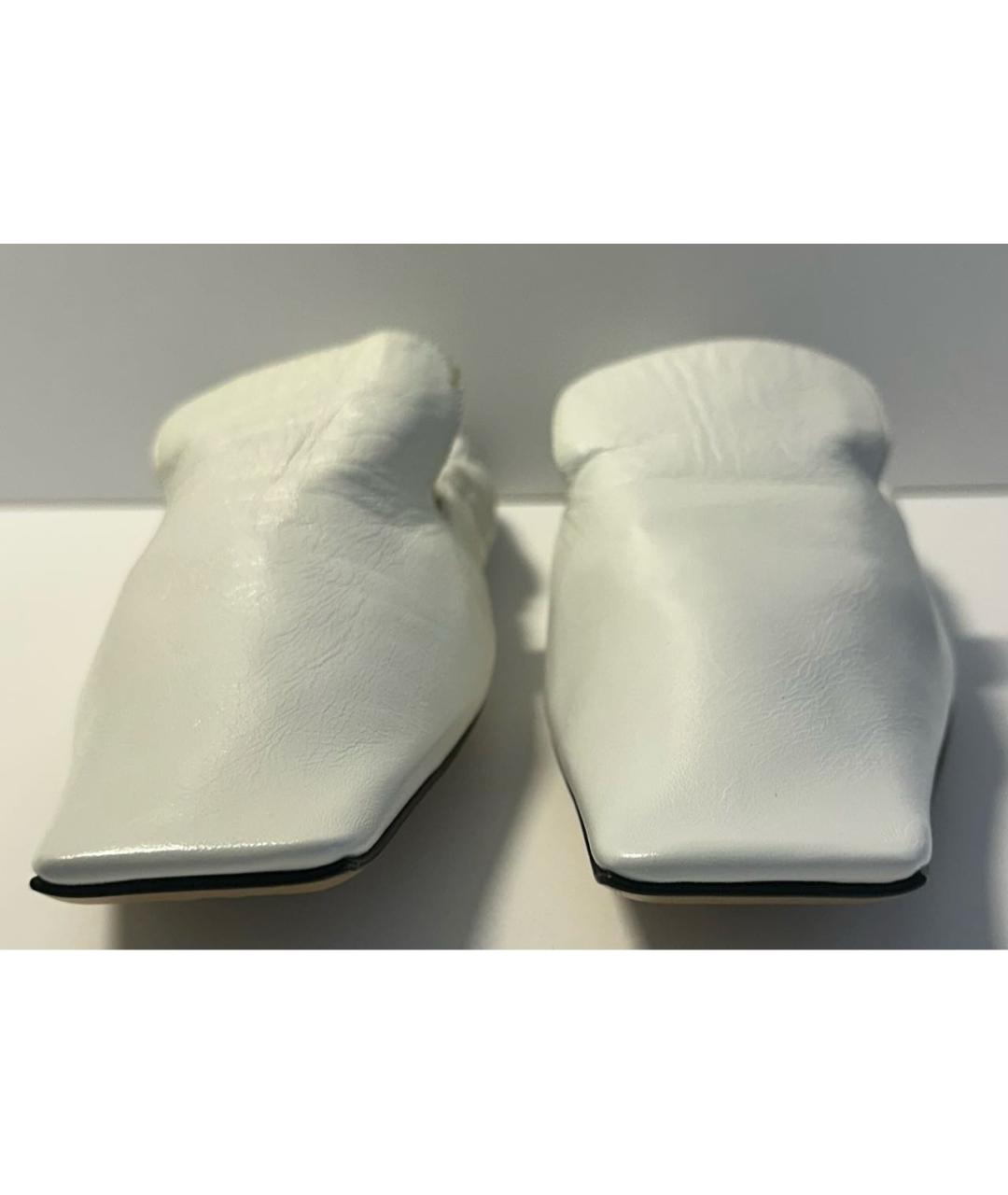 BOTTEGA VENETA Белые мюли из лакированной кожи, фото 3
