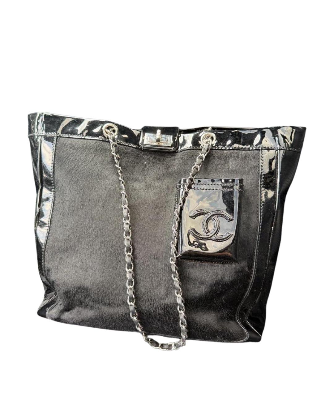 CHANEL Черная сумка тоут из лакированной кожи, фото 1