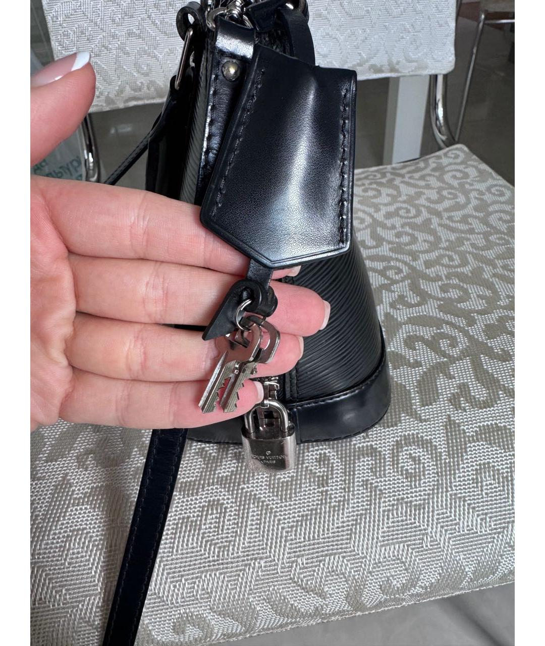 LOUIS VUITTON Черная кожаная сумка с короткими ручками, фото 5